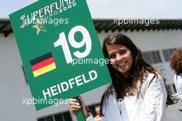 30.05.2004 Estoril, Portugal, Sunday 30 May 2004, SUPERFUND grid girl with the sign of Sven Heidfeld, GER, Zele Racing - SUPERFUND EURO 3000 Championship Rd 2, Estoril, Portugal, PRT - SUPERFUND COPYRIGHT FREE editorial use only