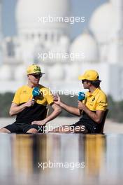 (L to R): Nico Hulkenberg (GER) Renault Sport F1 Team with team mate Carlos Sainz Jr (ESP) Renault Sport F1 Team. 23.11.2017. Formula 1 World Championship, Rd 20, Abu Dhabi Grand Prix, Yas Marina Circuit, Abu Dhabi, Preparation Day.