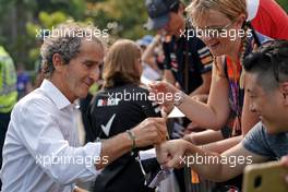 Alain Prost (FRA) Renault F1 Team Special Advisor signs autographs for the fans. 21.09.2019. Formula 1 World Championship, Rd 15, Singapore Grand Prix, Marina Bay Street Circuit, Singapore, Qualifying Day.