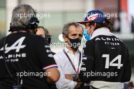 Alain Prost (FRA) Alpine F1 Team Non-Executive Director with Fernando Alonso (ESP) Alpine F1 Team on the grid. 21.11.2021. Formula 1 World Championship, Rd 20, Qatar Grand Prix, Doha, Qatar, Race Day.
