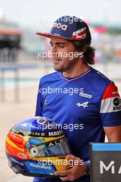 Fernando Alonso (ESP) Alpine F1 Team with a helmet supporting those affected by the La Palma volcanic eruption. 21.10.2021. Formula 1 World Championship, Rd 17, United States Grand Prix, Austin, Texas, USA, Preparation Day.