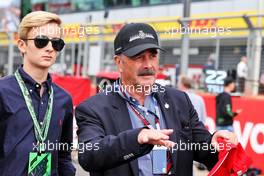Nigel Mansell (GBR) on the grid with his grandson. 03.07.2022. Formula 1 World Championship, Rd 10, British Grand Prix, Silverstone, England, Race Day.