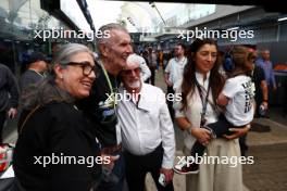 (L to R): Wilson Fittipaldi (BRA) with Bernie Ecclestone (GBR); Fabiana Flosi (BRA) and Ace. 05.11.2023. Formula 1 World Championship, Rd 21, Brazilian Grand Prix, Sao Paulo, Brazil, Race Day.