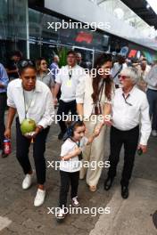 Bernie Ecclestone (GBR) and wife Fabiana Flosi (BRA) with daughter Ace. 05.11.2023. Formula 1 World Championship, Rd 21, Brazilian Grand Prix, Sao Paulo, Brazil, Race Day.