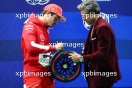 (L to R): Charles Leclerc (MON) Ferrari receives the Pirelli Pole Position Award from Patrick Dempsey (USA) Actor. 17.11.2023. Formula 1 World Championship, Rd 22, Las Vegas Grand Prix, Las Vegas, Nevada, USA, Qualifying Day.