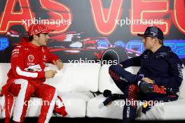 (L to R): Charles Leclerc (MON) Ferrari and Max Verstappen (NLD) Red Bull Racing in the post qualifying FIA Press Conference. 17.11.2023. Formula 1 World Championship, Rd 22, Las Vegas Grand Prix, Las Vegas, Nevada, USA, Qualifying Day.