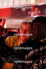 Rod Stewart (GBR) Singer with Mr Moko (SEN) Crown Hearts Jewelry. 17.11.2023. Formula 1 World Championship, Rd 22, Las Vegas Grand Prix, Las Vegas, Nevada, USA, Qualifying Day.