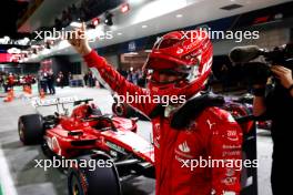 Charles Leclerc (MON) Ferrari SF-23 celebrates his pole position in qualifying parc ferme. 17.11.2023. Formula 1 World Championship, Rd 22, Las Vegas Grand Prix, Las Vegas, Nevada, USA, Qualifying Day.