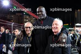 (L to R): Stefano Domenicali (ITA) Formula One President and CEO with Shaquille O'Neal (USA) Former Basketball Player, and Greg Maffei (USA) Liberty Media Corporation President and Chief Executive Officer on the grid. 18.11.2023. Formula 1 World Championship, Rd 22, Las Vegas Grand Prix, Las Vegas, Nevada, USA, Race Day.