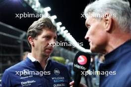 James Vowles (GBR) Williams Racing Team Principal with David Coulthard (GBR) Red Bull Racing and Scuderia Toro Advisor / Channel 4 F1 Commentator on the grid. 18.11.2023. Formula 1 World Championship, Rd 22, Las Vegas Grand Prix, Las Vegas, Nevada, USA, Race Day.