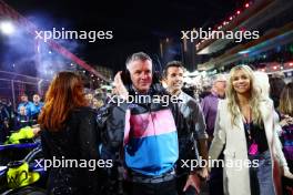 Marc Harris (GBR) with Rob McElhenney (USA) Actor and Alpine F1 Team Investor and Kaitlin Olson (USA) Actress on the grid. 18.11.2023. Formula 1 World Championship, Rd 22, Las Vegas Grand Prix, Las Vegas, Nevada, USA, Race Day.