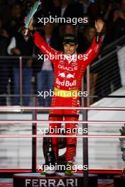 Sergio Perez (MEX) Red Bull Racing celebrates his third position on the podium. 18.11.2023. Formula 1 World Championship, Rd 22, Las Vegas Grand Prix, Las Vegas, Nevada, USA, Race Day.