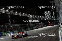 Race winner Max Verstappen (NLD) Red Bull Racing RB19 takes the chequered flag at the end of the race. 18.11.2023. Formula 1 World Championship, Rd 22, Las Vegas Grand Prix, Las Vegas, Nevada, USA, Race Day.