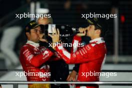(L to R): Sergio Perez (MEX) Red Bull Racing celebrates his third position on the podium with second placed Charles Leclerc (MON) Ferrari. 18.11.2023. Formula 1 World Championship, Rd 22, Las Vegas Grand Prix, Las Vegas, Nevada, USA, Race Day.