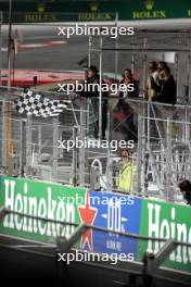 Justin Bieber (CDN) Singer, waves the chequered flag at the end of the race. 18.11.2023. Formula 1 World Championship, Rd 22, Las Vegas Grand Prix, Las Vegas, Nevada, USA, Race Day.