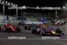 Max Verstappen (NLD) Red Bull Racing RB19 leads Charles Leclerc (MON) Ferrari SF-23 at the start of the race. 18.11.2023. Formula 1 World Championship, Rd 22, Las Vegas Grand Prix, Las Vegas, Nevada, USA, Race Day.