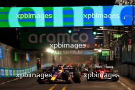 Max Verstappen (NLD) Red Bull Racing RB19 leads at the start of the race. 18.11.2023. Formula 1 World Championship, Rd 22, Las Vegas Grand Prix, Las Vegas, Nevada, USA, Race Day.