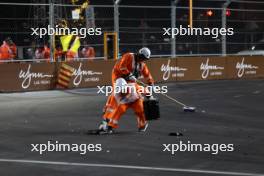 Marshals clear debris from the circuit. 18.11.2023. Formula 1 World Championship, Rd 22, Las Vegas Grand Prix, Las Vegas, Nevada, USA, Race Day.