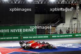Charles Leclerc (MON) Ferrari SF-23 and Max Verstappen (NLD) Red Bull Racing RB19 at the start of the race. 18.11.2023. Formula 1 World Championship, Rd 22, Las Vegas Grand Prix, Las Vegas, Nevada, USA, Race Day.