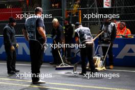 Circuit workers fill manhole covers on the circuit. 16.11.2023. Formula 1 World Championship, Rd 22, Las Vegas Grand Prix, Las Vegas, Nevada, USA, Practice Day.
