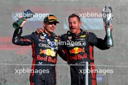 (L to R): Race winner Max Verstappen (NLD) Red Bull Racing celebrates on the podium with Richard Wolverson (GBR) Red Bull Racing Performance Engineer. 29.10.2023. Formula 1 World Championship, Rd 20, Mexican Grand Prix, Mexico City, Mexico, Race Day.