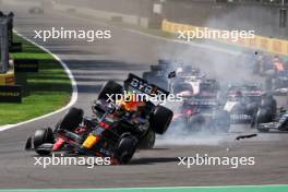 Charles Leclerc (MON) Ferrari SF-23 and Sergio Perez (MEX) Red Bull Racing RB19 - crash at the start of the race. 29.10.2023. Formula 1 World Championship, Rd 20, Mexican Grand Prix, Mexico City, Mexico, Race Day.