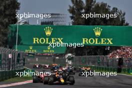 Max Verstappen (NLD) Red Bull Racing RB19 leads at the start of the race. 29.10.2023. Formula 1 World Championship, Rd 20, Mexican Grand Prix, Mexico City, Mexico, Race Day.