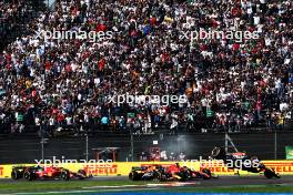 Sergio Perez (MEX) Red Bull Racing RB19 crashes at the start of the race. 29.10.2023. Formula 1 World Championship, Rd 20, Mexican Grand Prix, Mexico City, Mexico, Race Day.