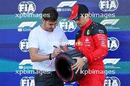 Charles Leclerc (MON) Ferrari receives the Pirelli Pole Position Award in qualifying parc ferme. 28.10.2023. Formula 1 World Championship, Rd 20, Mexican Grand Prix, Mexico City, Mexico, Qualifying Day.