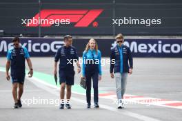 Logan Sargeant (USA) Williams Racing walks the circuit with Ed Regan (GBR) Williams Racing Engineer; Ben Jacobs (AUS) Williams Racing Personal Trainer; and Elizabeth Wood Boyer (GBR) Williams Racing Performance Engineer. 26.10.2023. Formula 1 World Championship, Rd 20, Mexican Grand Prix, Mexico City, Mexico, Preparation Day.