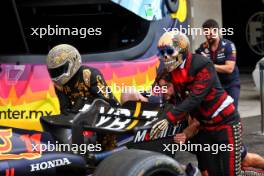 Red Bull Racing practices a pit stop with Day of the Dead Skeleton and Mario Achi (MEX). 26.10.2023. Formula 1 World Championship, Rd 20, Mexican Grand Prix, Mexico City, Mexico, Preparation Day.