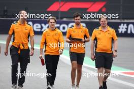 Lando Norris (GBR) McLaren walks the circuit with the team. 26.10.2023. Formula 1 World Championship, Rd 20, Mexican Grand Prix, Mexico City, Mexico, Preparation Day.