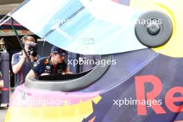 Max Verstappen (NLD) Red Bull Racing with the giant helmet of Sergio Perez (MEX) Red Bull Racing. 26.10.2023. Formula 1 World Championship, Rd 20, Mexican Grand Prix, Mexico City, Mexico, Preparation Day.