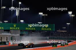Max Verstappen (NLD) Red Bull Racing RB19 leads Fernando Alonso (ESP) Aston Martin F1 Team AMR23 and Lando Norris (GBR) McLaren MCL60. 07.10.2023. Formula 1 World Championship, Rd 18, Qatar Grand Prix, Doha, Qatar, Sprint Day.