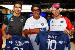 Esteban Ocon (FRA) Alpine F1 Team and Pierre Gasly (FRA) Alpine F1 Team with Ronaldinho (BRA) Former Football Player. 08.10.2023. Formula 1 World Championship, Rd 18, Qatar Grand Prix, Doha, Qatar, Race Day.