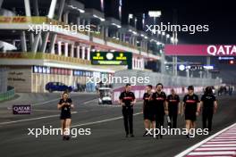 Zhou Guanyu (CHN) Alfa Romeo F1 Team walks the circuit with the team. 05.10.2023. Formula 1 World Championship, Rd 18, Qatar Grand Prix, Doha, Qatar, Preparation Day.