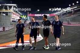 Alexander Albon (THA) Williams Racing walks the circuit with the team. 05.10.2023. Formula 1 World Championship, Rd 18, Qatar Grand Prix, Doha, Qatar, Preparation Day.