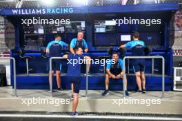 Williams Racing mechanics on the pit gantry. 05.10.2023. Formula 1 World Championship, Rd 18, Qatar Grand Prix, Doha, Qatar, Preparation Day.