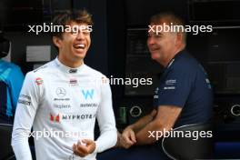 Alexander Albon (THA) Williams Racing with Dave Redding (GBR) Williams Racing Team Manager. 28.11.2023. Formula 1 Testing, Yas Marina Circuit, Abu Dhabi, Tuesday.