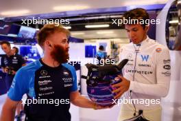 (L to R):Patrick Harding (GBR) Williams Racing Personal Trainer with Alexander Albon (THA) Williams Racing. 24.11.2023. Formula 1 World Championship, Rd 23, Abu Dhabi Grand Prix, Yas Marina Circuit, Abu Dhabi, Practice Day.