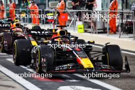 Max Verstappen (NLD) Red Bull Racing RB19 leaves the pits. 24.11.2023. Formula 1 World Championship, Rd 23, Abu Dhabi Grand Prix, Yas Marina Circuit, Abu Dhabi, Practice Day.