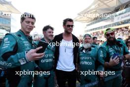 Chris Hemsworth (AUS) Actor with Aston Martin F1 Team on the grid 26.11.2023. Formula 1 World Championship, Rd 23, Abu Dhabi Grand Prix, Yas Marina Circuit, Abu Dhabi, Race Day.