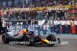 Race winner Max Verstappen (NLD) Red Bull Racing RB19 celebrates with doughnuts at the end of the race in parc ferme. 26.11.2023. Formula 1 World Championship, Rd 23, Abu Dhabi Grand Prix, Yas Marina Circuit, Abu Dhabi, Race Day.