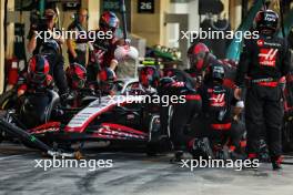 Nico Hulkenberg (GER) Haas VF-23 makes a pit stop. 26.11.2023. Formula 1 World Championship, Rd 23, Abu Dhabi Grand Prix, Yas Marina Circuit, Abu Dhabi, Race Day.