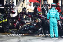 Lewis Hamilton (GBR) Mercedes AMG F1 W14 makes a pit stop. 26.11.2023. Formula 1 World Championship, Rd 23, Abu Dhabi Grand Prix, Yas Marina Circuit, Abu Dhabi, Race Day.