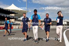 Alexander Albon (THA) Williams Racing walks the circuit with Zak O'Sullivan (GBR) Williams Racing Academy Driver (Right). 23.11.2023. Formula 1 World Championship, Rd 23, Abu Dhabi Grand Prix, Yas Marina Circuit, Abu Dhabi, Preparation Day.