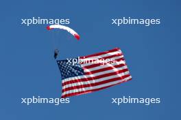 Circuit atmosphere - parachutist with USA flag. 22.10.2023. Formula 1 World Championship, Rd 19, United States Grand Prix, Austin, Texas, USA, Race Day.
