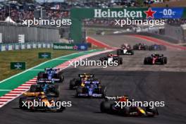 (L to R): Oscar Piastri (AUS) McLaren MCL60 and Max Verstappen (NLD) Red Bull Racing RB19 battle for position. 22.10.2023. Formula 1 World Championship, Rd 19, United States Grand Prix, Austin, Texas, USA, Race Day.