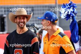 (L to R): Daniel Ricciardo (AUS) AlphaTauri aND Lando Norris (GBR) McLaren On the drivers' parade. 22.10.2023. Formula 1 World Championship, Rd 19, United States Grand Prix, Austin, Texas, USA, Race Day.