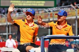 (L to R): Oscar Piastri (AUS) McLaren and Lando Norris (GBR) McLaren on the drivers' parade. 22.10.2023. Formula 1 World Championship, Rd 19, United States Grand Prix, Austin, Texas, USA, Race Day.